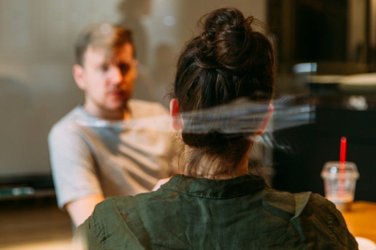 Zwei Personen im vertraueten Gespräch