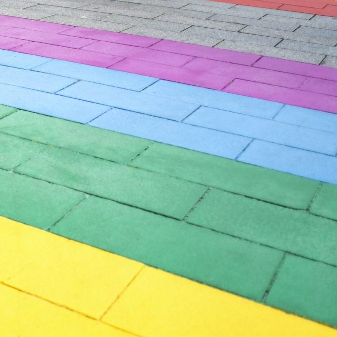 Bunte Pflastersteine in den Farben Rot, Pink, Blau, Grün und Gelb angeordnet.